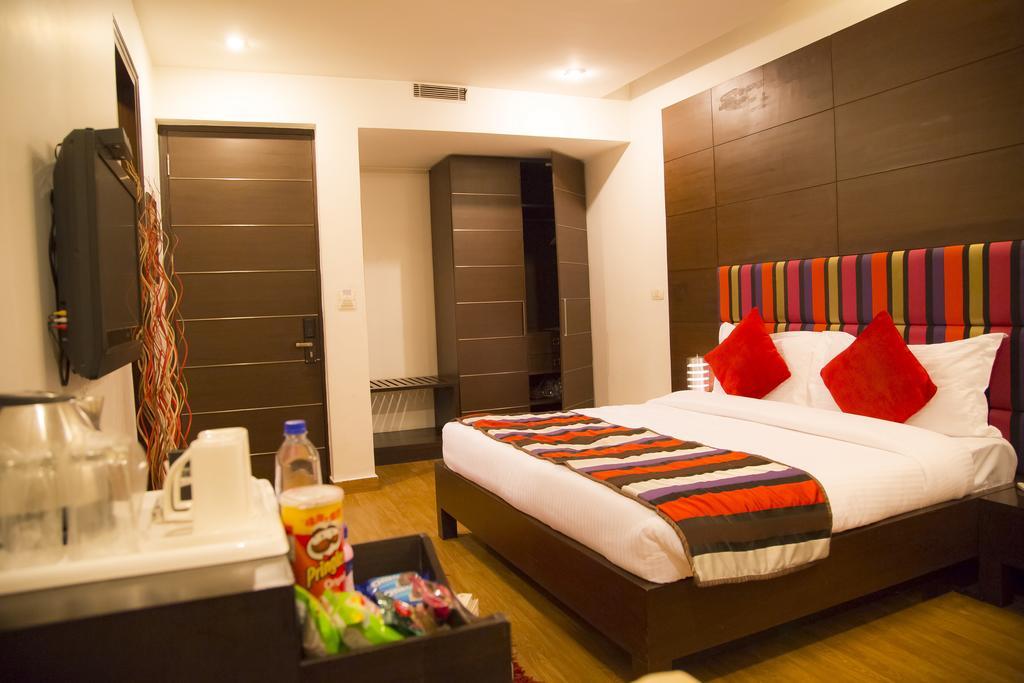 Hotel La Suite Nuova Delhi Esterno foto