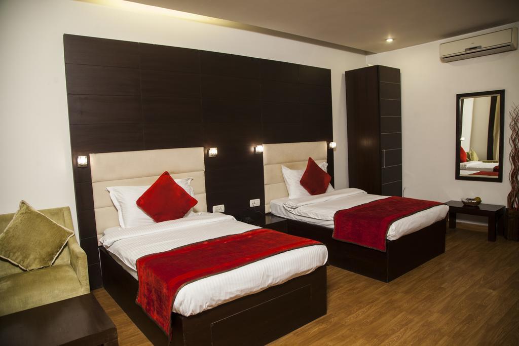 Hotel La Suite Nuova Delhi Esterno foto
