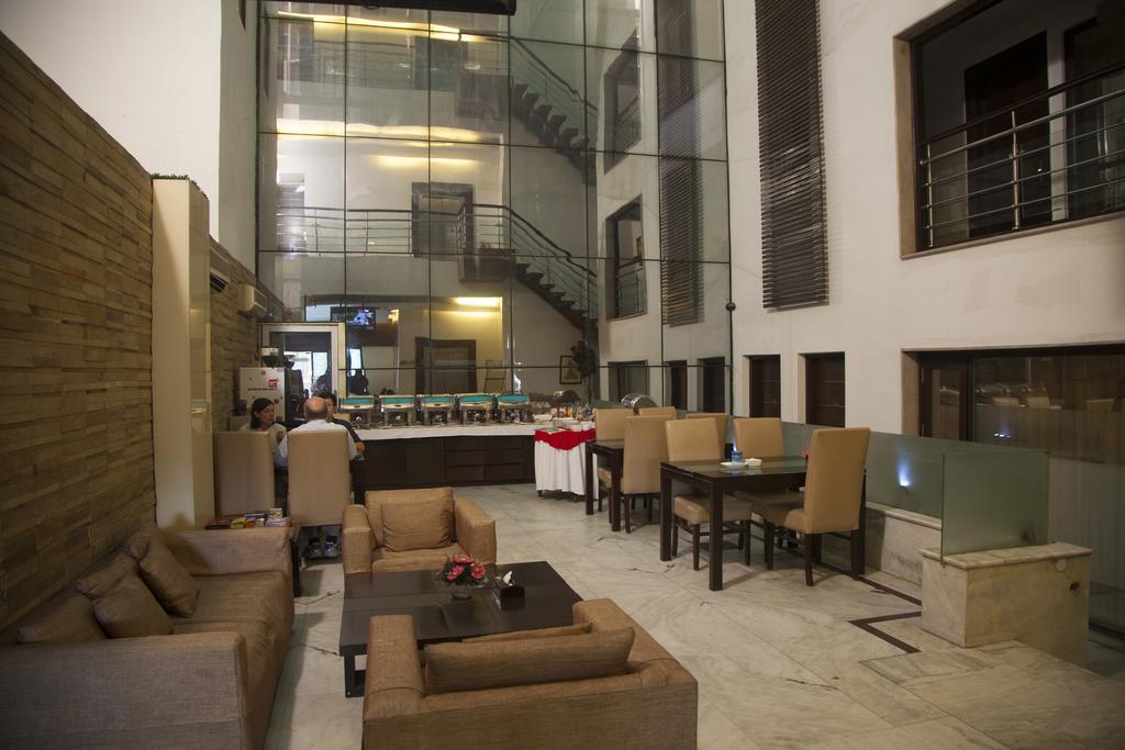 Hotel La Suite Nuova Delhi Esterno foto