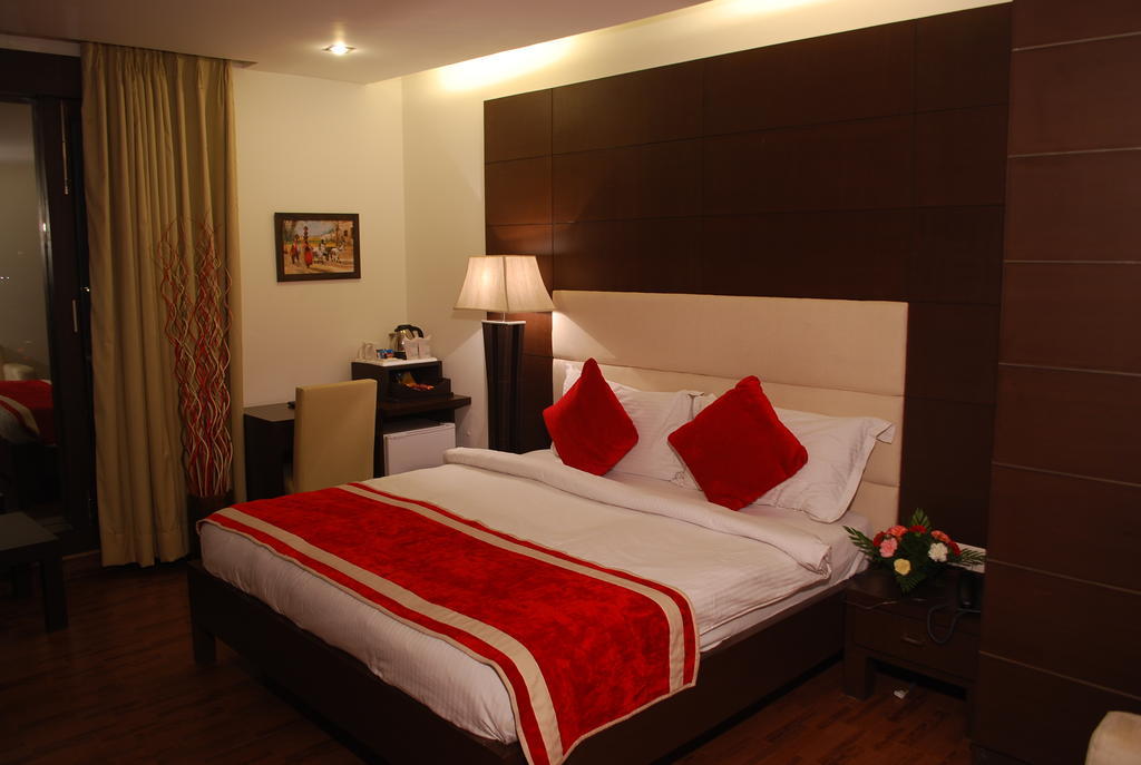 Hotel La Suite Nuova Delhi Esterno foto