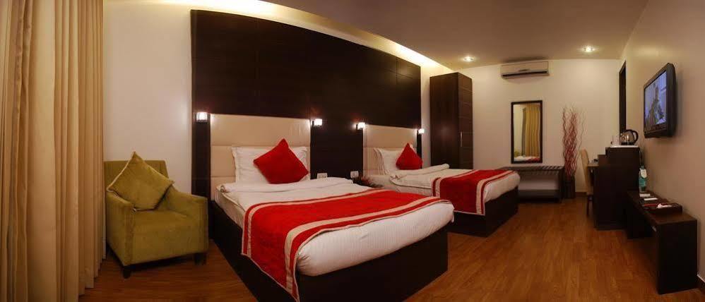 Hotel La Suite Nuova Delhi Esterno foto